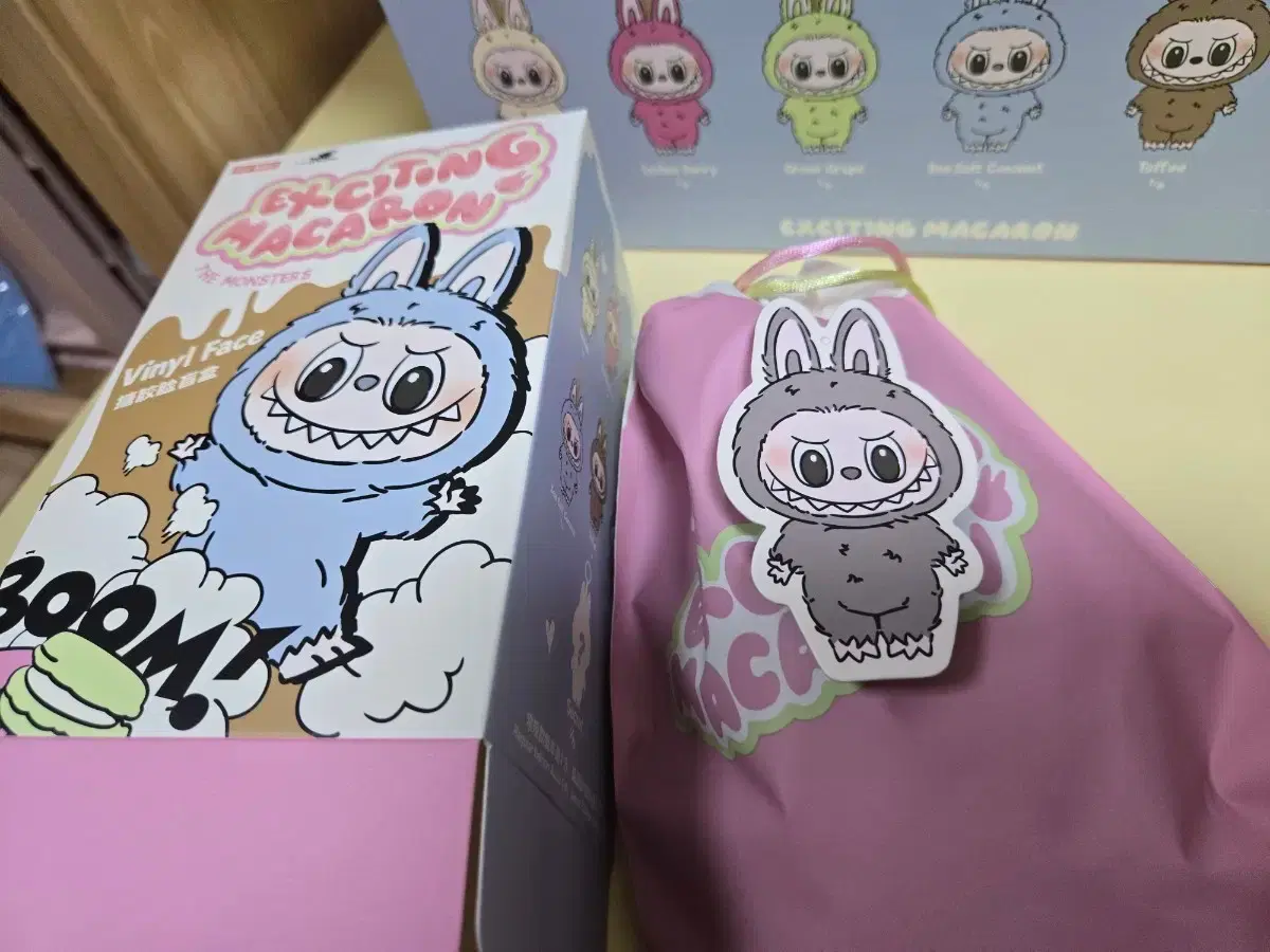 オリジナルのラブブマカロンの下に箱を開けています!!秘密がある!!